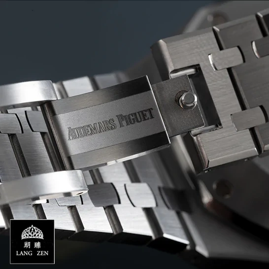 audemars_piguet_royal_oak_white_dial_26331ST.OO_.1220ST.03_dial