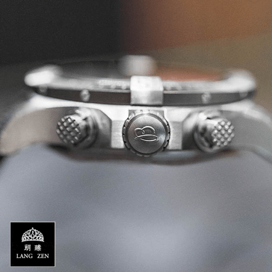 breitling-avenger-E13383101M2W1-replica-rightside