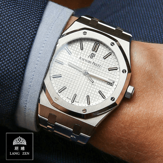 audemars-piguet-royal-oak-15500ST.OO_.1220ST.04-replica-wrist